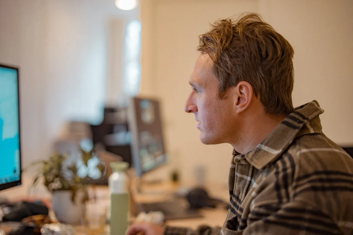 Aan het werk achter de monitor