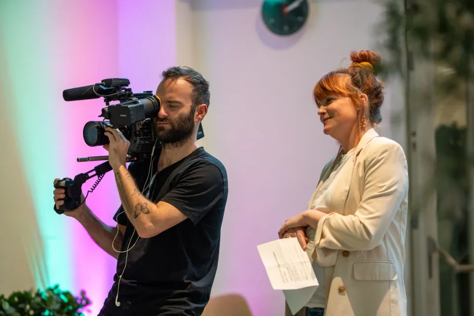 Studio-opname met presentatrice