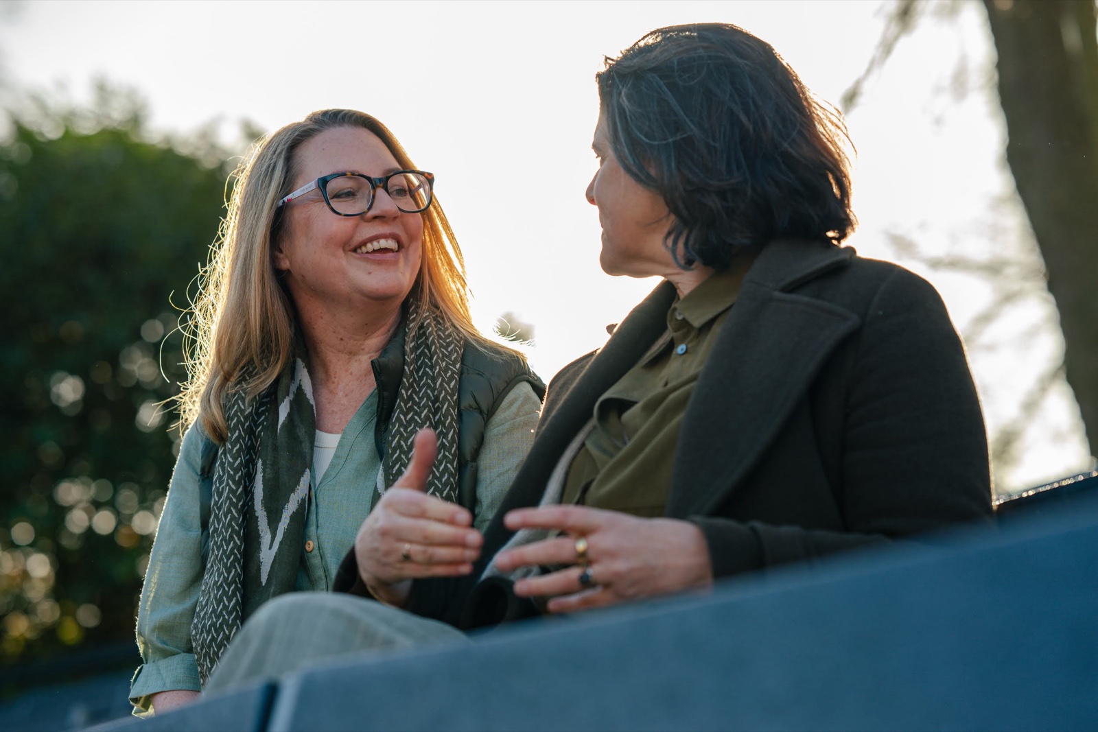 22qMinded: gesprek op de bank, golden hour