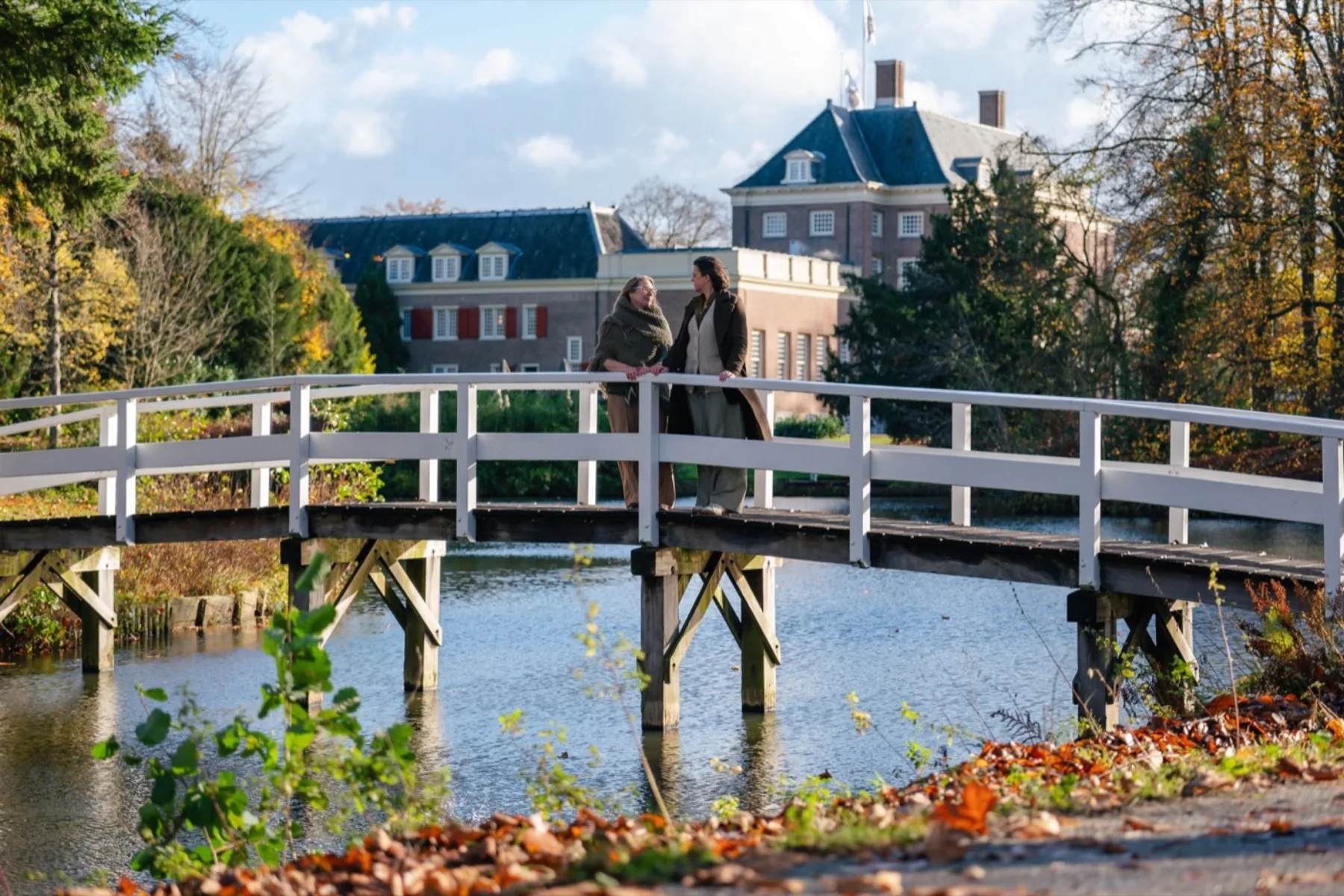 22qMinded: Linda en Sasja op de brug bij Kasteel Duivenvoorde