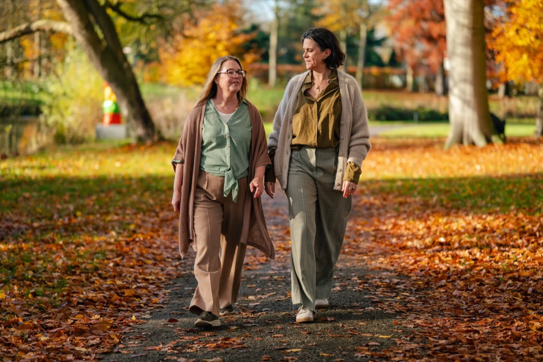 22qMinded: Linda en Sasja in herfstpark