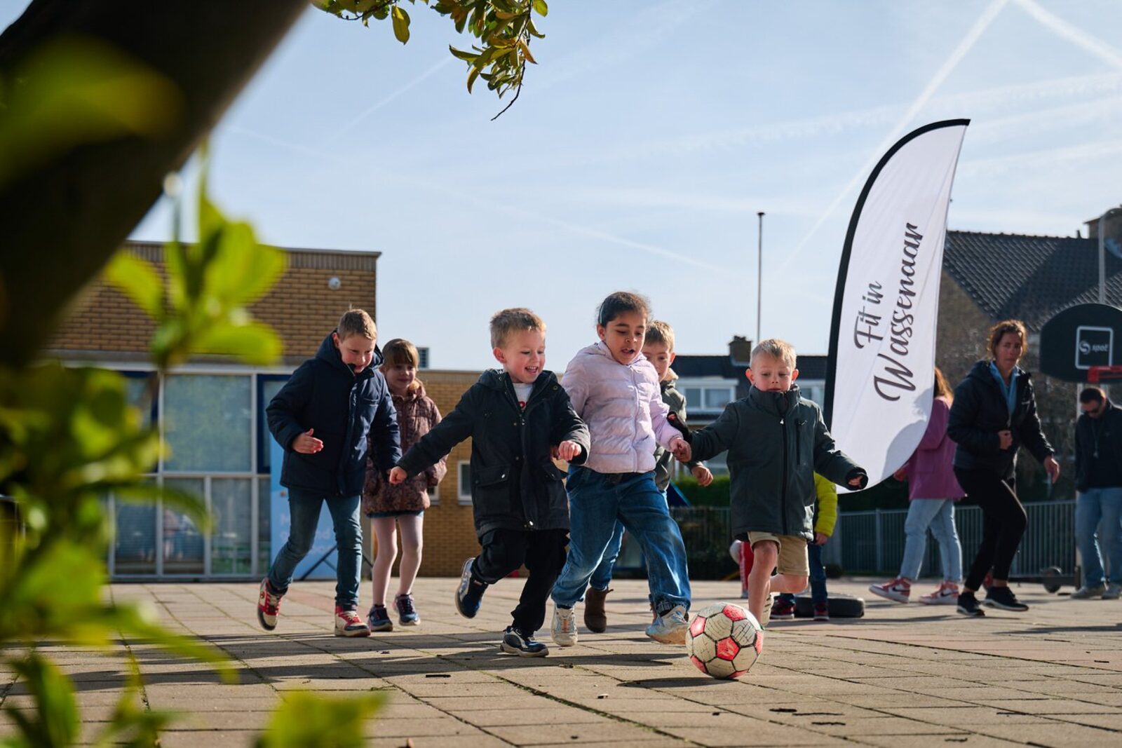 First Lentedag Wassenaar 2026: kids with pedometers during the relay