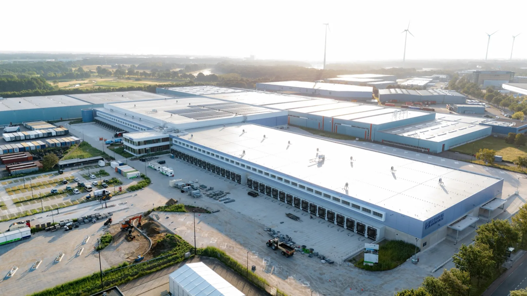 Tasmanweg Venlo: drone overview met laaddocks en windmolens