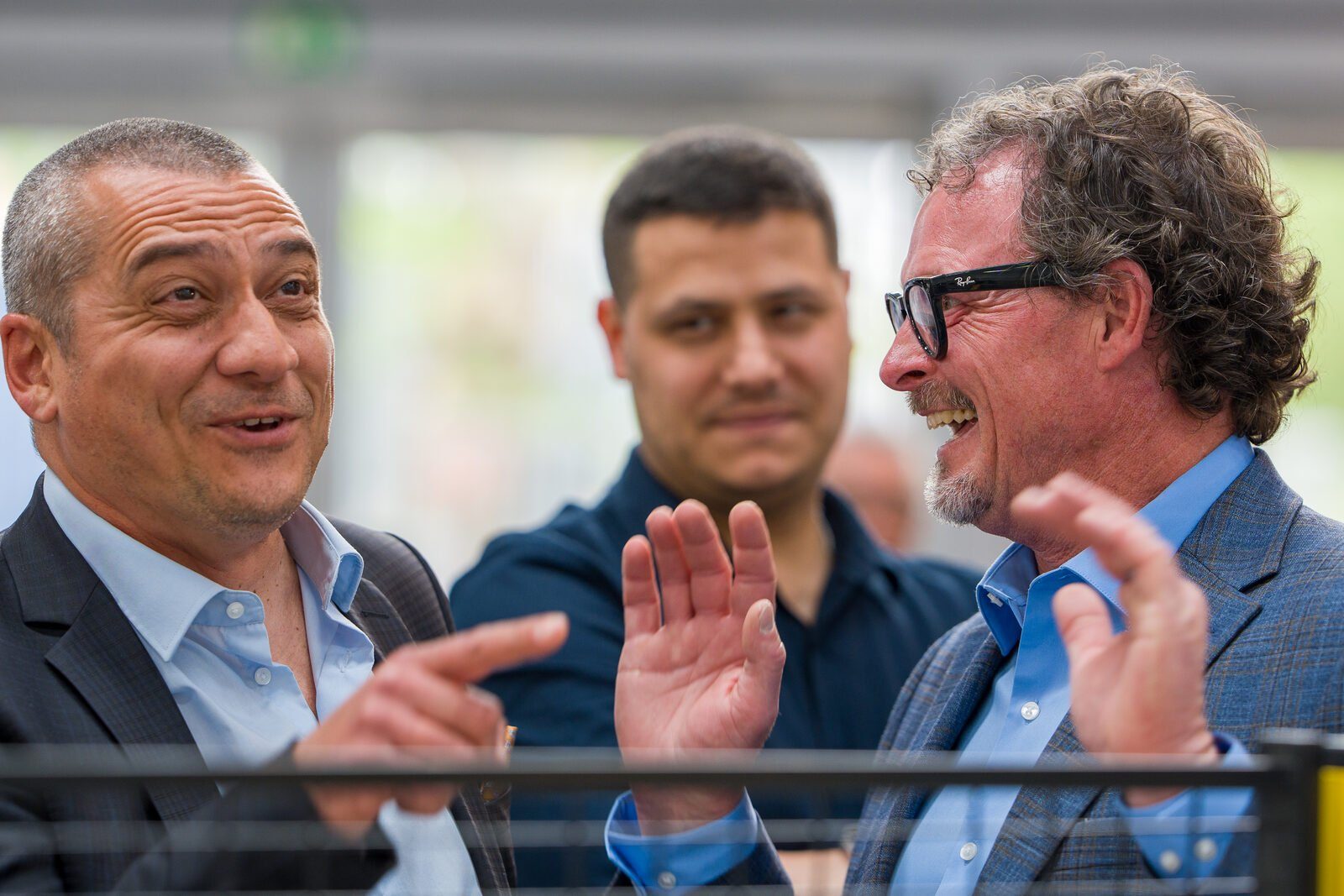 Het team in gesprek op de beursvloer