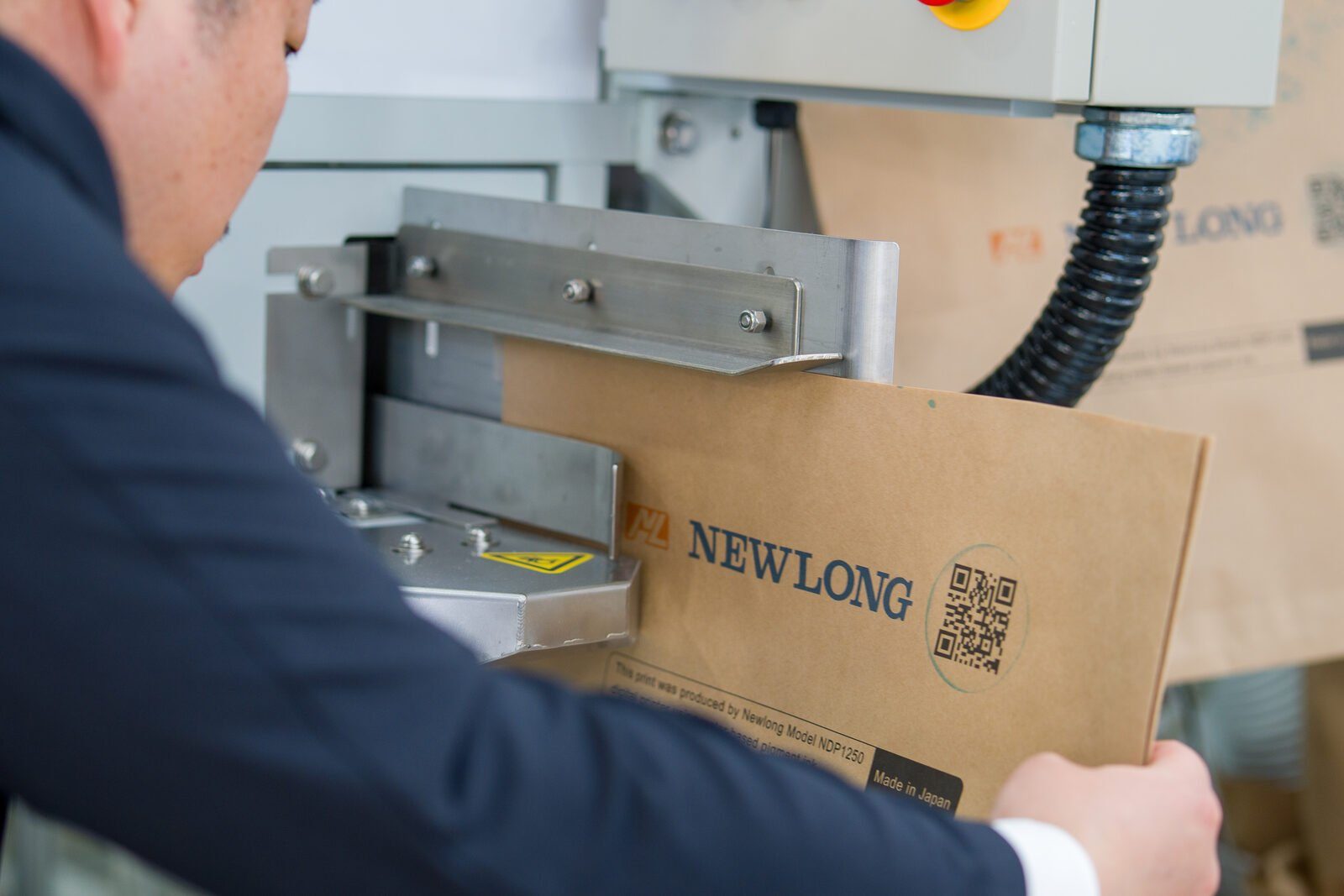Papieren zak wordt door een Newlong-machine gehaald