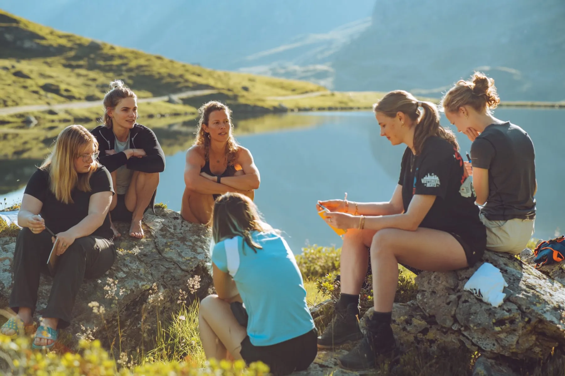 Outdoor Therapie: group session by mountain lake in golden hour