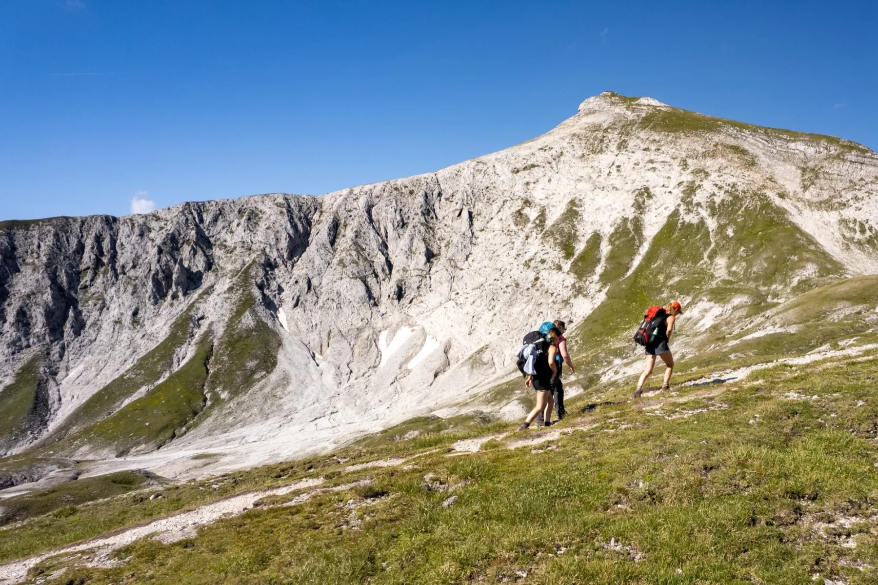 Outdoor Therapie: hikers on a mountain slope