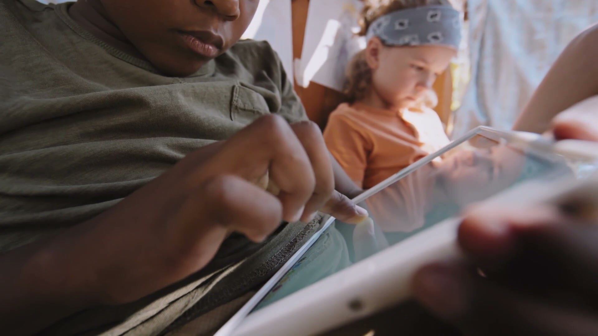Schermgebruik brand film: kinderen met tablet onder een hut