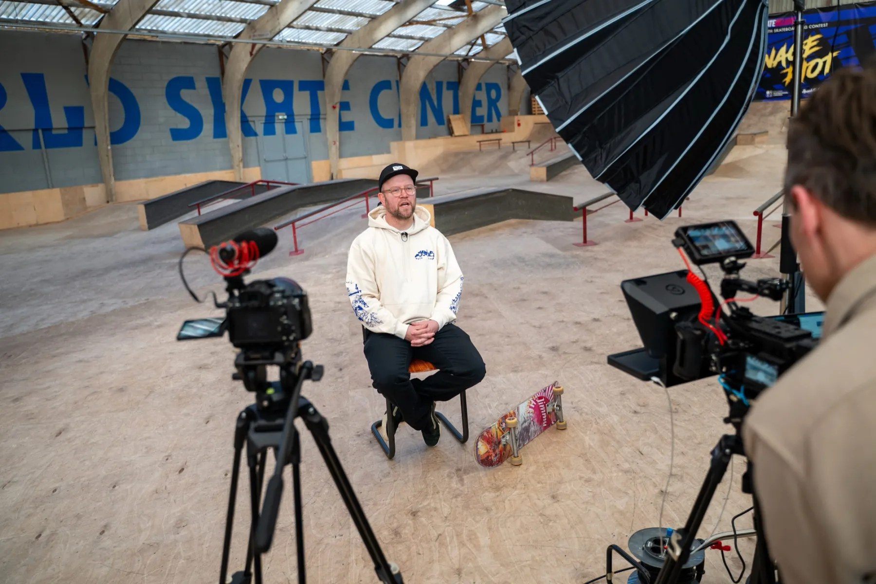 Interview met WSC wall op achtergrond