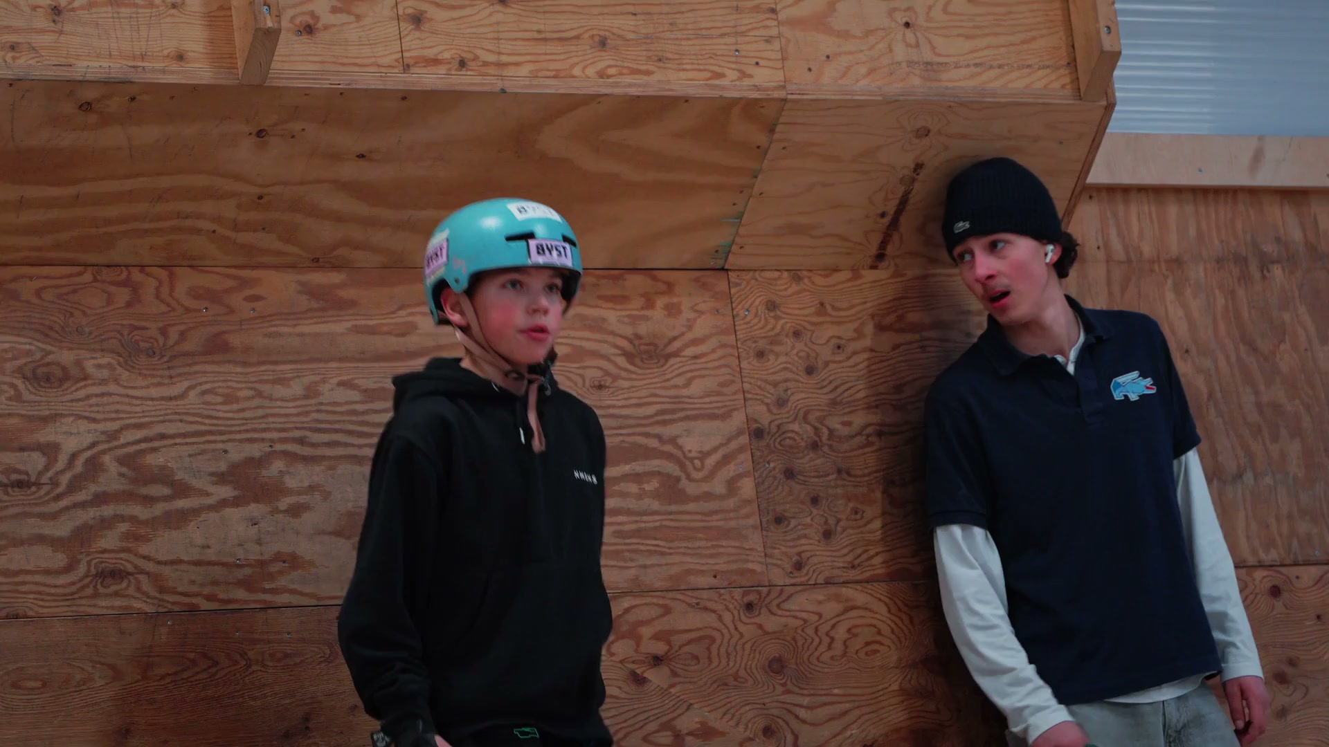 Jonge skater met BYST helm in de hal