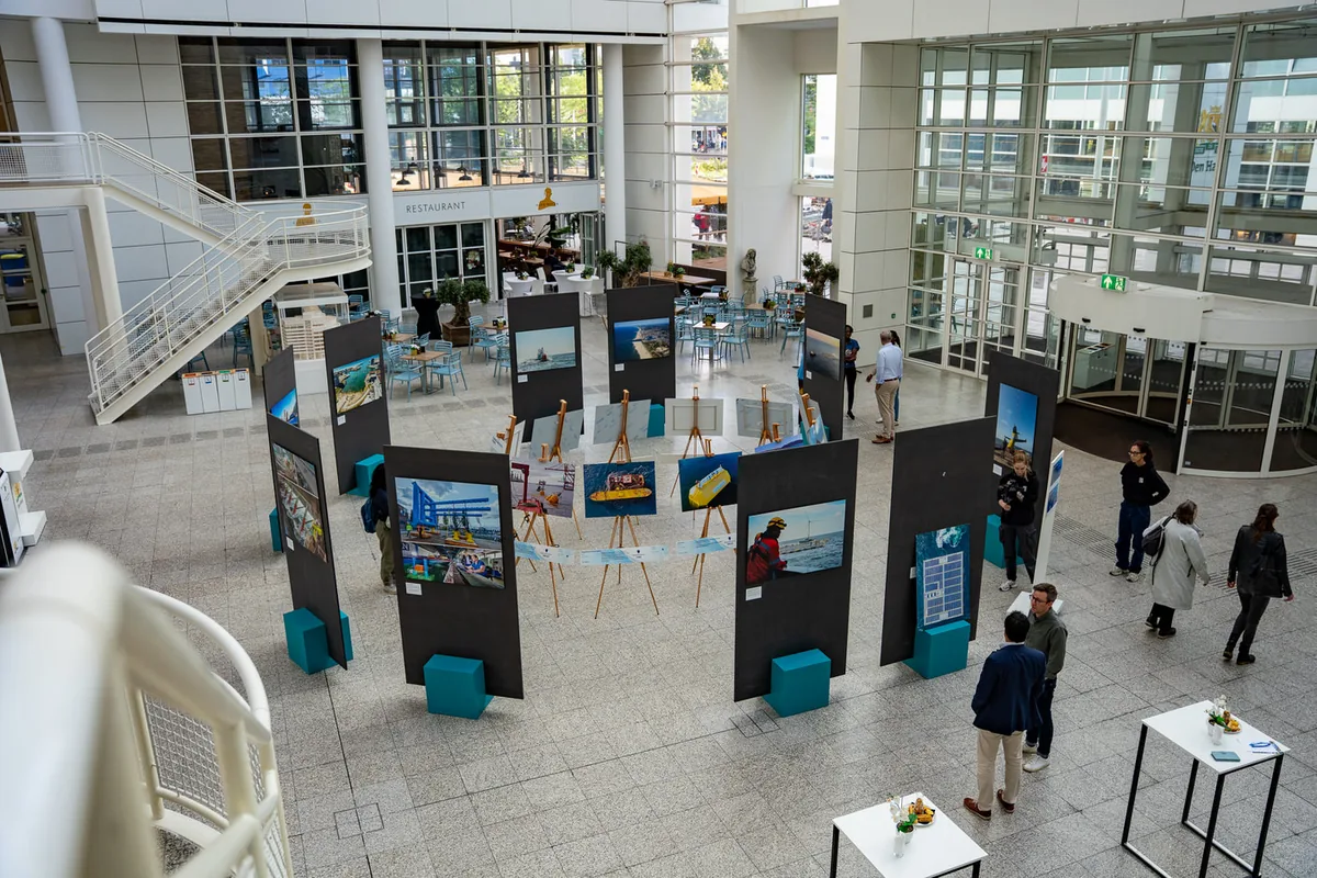 De expositie Beyond the Surface in het Atrium van het stadhuis in Den Haag